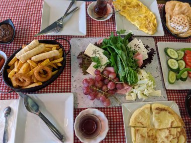 Geleneksel Türk kahvaltısı masada servis ediliyor.