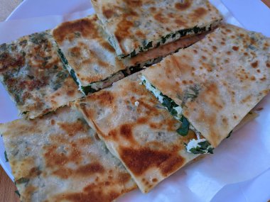 Geleneksel Türk gözlemeleri yeşillikli gözleme.