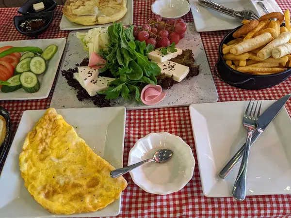 Geleneksel Türk kahvaltısı masada servis ediliyor.