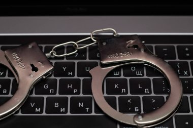 Kelepçe ve bilgisayar. İnternet dolandırıcılığı