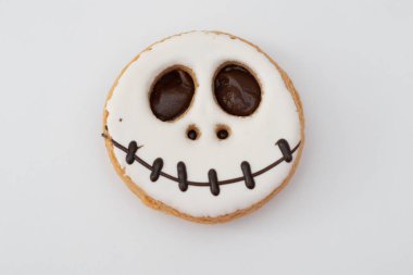 Beyaz arka planda Cadılar Bayramı için hayalet kurabiyeleri.