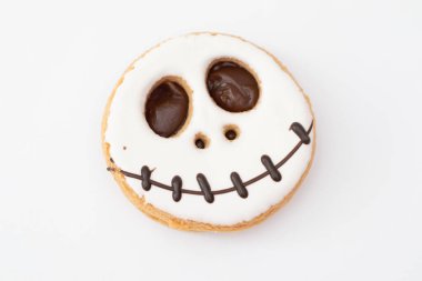 Beyaz arka planda Cadılar Bayramı için hayalet kurabiyeleri