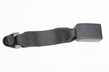 Beyaz arka planda emniyet kemeri.