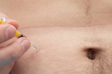 Adam mide derisine insülin enjekte ediyor..