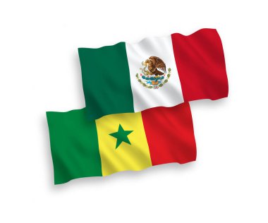 Beyaz arka planda Meksika ve Senegal Cumhuriyeti 'nin ulusal taşıyıcı kumaş bayrakları izole edildi. 1 'e 2 oranında.