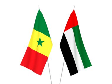Beyaz arka planda Birleşik Arap Emirlikleri ve Senegal Cumhuriyetinin ulusal kumaş bayrakları izole edildi. 3d resimleme.