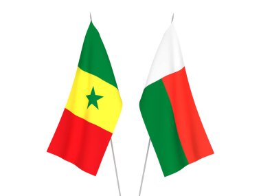 Madagaskar ve Senegal Cumhuriyeti 'nin ulusal kumaş bayrakları beyaz arka planda izole edilmiştir. 3d resimleme.