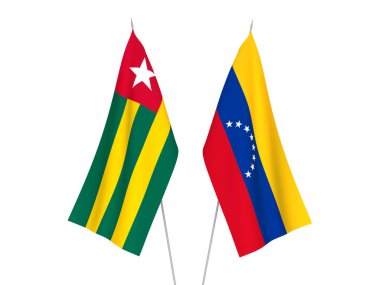 Beyaz arka planda, Togo Cumhuriyeti ve Venezuela 'nın ulusal kumaş bayrakları izole edildi. 3d resimleme.