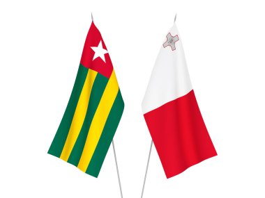Beyaz arka planda, Togo Cumhuriyeti ve Malta 'nın ulusal kumaş bayrakları izole edildi. 3d resimleme.
