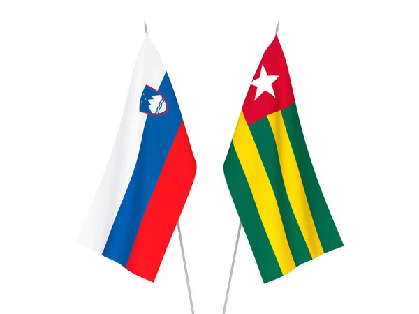 Bandeiras Tecido Nacional Eslovénia República Togolesa Isoladas Sobre Fundo Branco — Fotografia de Stock