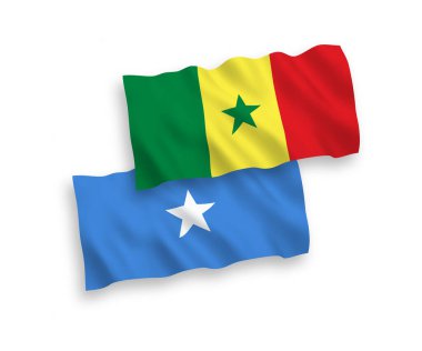 Senegal Cumhuriyeti ve Somali 'nin ulusal taşıyıcı kumaş bayrakları beyaz arka planda izole edildi. 1 'e 2 oranında.