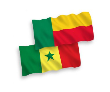 Senegal Cumhuriyeti ve Benin 'in ulusal taşıyıcı kumaş bayrakları beyaz arka planda izole edildi. 1 'e 2 oranında.
