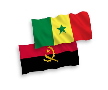Senegal Cumhuriyeti ve Angola 'nın ulusal taşıyıcı kumaş bayrakları beyaz arka planda izole edildi. 1 'e 2 oranında.