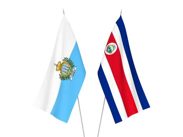 サンマリノの国旗とコスタリカ共和国の国旗が白地に孤立している 3Dレンダリング図 — ストック写真
