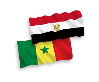 Senegal Cumhuriyeti ve Mısır 'ın ulusal taşıyıcı kumaş bayrakları beyaz arka planda izole edildi. 1 'e 2 oranında.