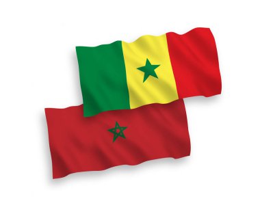 Senegal ve Fas Cumhuriyeti 'nin ulusal taşıyıcı kumaş bayrakları beyaz arka planda izole edildi. 1 'e 2 oranında.