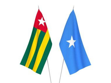 Beyaz arka planda Somali ve Togo Cumhuriyeti 'nin ulusal kumaş bayrakları izole edildi. 3d resimleme.