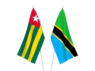 Beyaz arka planda Tanzanya ve Togo Cumhuriyeti 'nin ulusal kumaş bayrakları izole edildi. 3d resimleme.