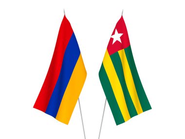 Beyaz arka planda Ermenistan ve Togo Cumhuriyeti 'nin ulusal kumaş bayrakları izole edildi. 3d resimleme.