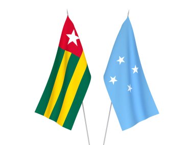Beyaz arka planda, Togo Cumhuriyeti ve Mikronezya Birleşik Devletleri 'nin ulusal kumaş bayrakları izole edildi. 3d resimleme.