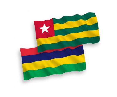 Beyaz arka planda, Togo Cumhuriyeti ve Mauritius Cumhuriyeti 'nin ulusal taşıyıcı kumaş bayrakları izole edildi. 1 'e 2 oranında.