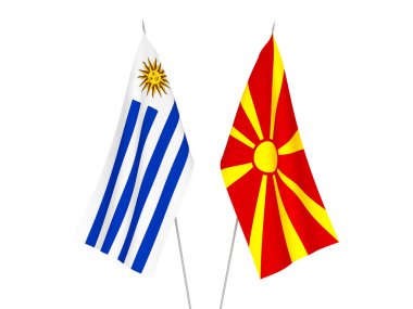 Kuzey Makedonya ve Uruguay Doğu Cumhuriyeti 'nin ulusal kumaş bayrakları beyaz arka planda izole edildi. 3d resimleme.