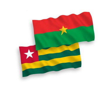 Togo Cumhuriyeti ve Burkina Faso 'nun ulusal taşıyıcı kumaş bayrakları beyaz arka planda izole edildi. 1 'e 2 oranında.