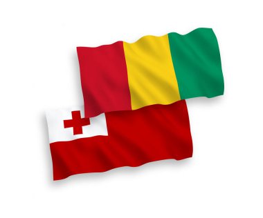 Beyaz arka planda, Tonga ve Gine Krallığının ulusal taşıyıcı kumaş bayrakları izole edildi. 1 'e 2 oranında.