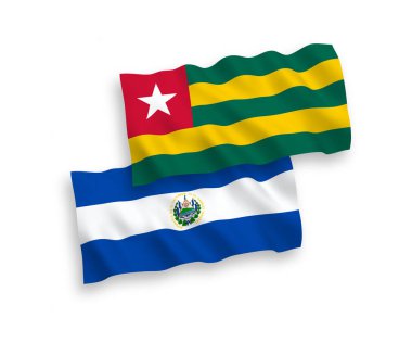 Beyaz arka planda, Togo Cumhuriyeti ve El Salvador Cumhuriyeti 'nin ulusal taşıyıcı kumaş bayrakları izole edildi. 1 'e 2 oranında.