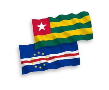 Beyaz arka planda, Togo Cumhuriyeti ve Cabo Verde Cumhuriyeti 'nin ulusal taşıyıcı kumaş bayrakları izole edildi. 1 'e 2 oranında.