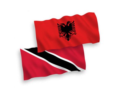 Trinidad ve Tobago Cumhuriyeti ve Arnavutluk 'un ulusal taşıyıcı kumaş bayrakları beyaz zemin üzerinde izole edildi. 1 'e 2 oranında.