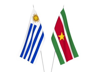 Doğu Uruguay Cumhuriyeti ve Surinam Cumhuriyeti 'nin ulusal kumaş bayrakları beyaz arka planda izole edilmiştir. 3d resimleme.