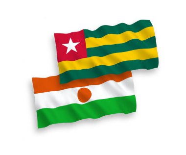 Beyaz arka planda, Togo Cumhuriyeti ve Nijer Cumhuriyeti 'nin ulusal taşıyıcı kumaş bayrakları izole edildi. 1 'e 2 oranında.