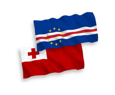 Tonga Krallığı ve Cabo Verde Cumhuriyeti 'nin ulusal taşıyıcı kumaş bayrakları beyaz arka planda izole edilmiştir. 1 'e 2 oranında.