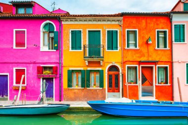 Burano adası, Venedik, İtalya 'da tekneleri olan renkli bir mimari ve kanal. Meşhur seyahat yeri. Güzel Avrupa şehir manzarası