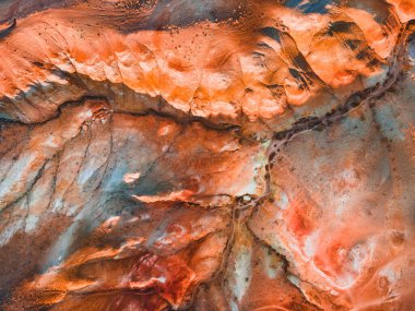 Altai 'deki kırmızı renkli dağlar, Sibirya, Rusya. Havadan yukarıdan aşağıya doğru. Kyzyl-Chin vadisi, Mars vadisi olarak da bilinir. Soyut doğa arkaplanı