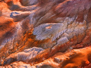 Kırmızı renkli dağlar, soyut doğa arka planı. Havadan yukarıdan aşağıya doğru. Kyzyl-Chin vadisi, Altai, Sibirya, Rusya 'da Mars vadisi olarak da bilinir.. 