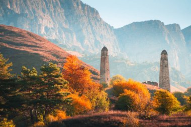Ingushetia, Kafkasya, Rusya 'daki Erzi Ulusal Parkı' ndaki eski taş kule kompleksi. Gündoğumunda güzel sonbahar manzarası.