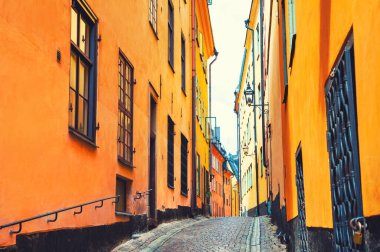 Stockholm, İsveç 'in eski kasabasında renkli bir mimari. Evlerin ön cephelerini sararmış. Meşhur seyahat yeri