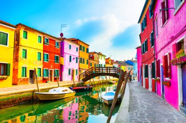 Burano adası, Venedik, İtalya 'da tekneleri olan renkli bir mimari ve kanal. Meşhur seyahat yeri. Güzel Avrupa şehir manzarası