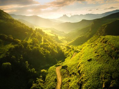 Gün batımında yeşil dağların ve tepelerin manzarası. Güzel yaz manzarası. Aktoprak Geçidi, Kuzey Kafkasya, Rusya.