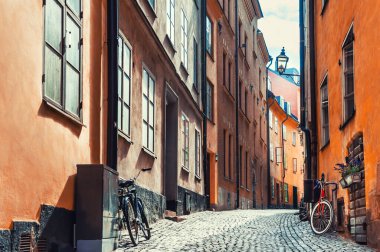 Stockholm, İsveç 'teki Old Town bölgesinde eski renkli binaları olan bir cadde. Ünlü turist konumu