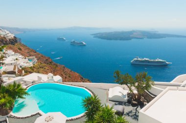 Santorini Adası, Yunanistan 'da beyaz mimari. Deniz manzaralı lüks yüzme havuzu. Seyahat ve tatil kavramı