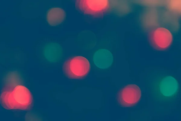 빛들은 추상적 배경을 만듭니다 빨간색 녹색의 불이꺼졌습니다 어두운 배경에 — 스톡 사진
