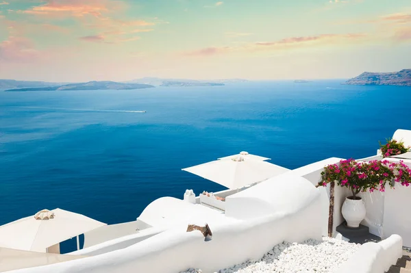 ギリシャのサントリーニ島で美しい夕日 海の景色を望む岩の上に白い建築物 有名な旅行先 — ストック写真