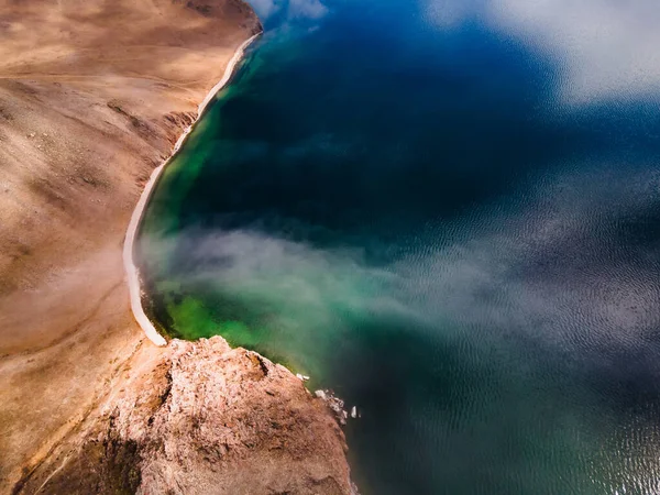 Туман Над Берегом Озера Вид Воздушного Беспилотника Чистая Голубая Вода — стоковое фото