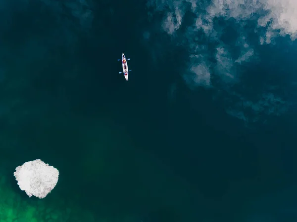 Весной Каяк Плывет Озеру Вид Воздушного Беспилотника Байкальское Озеро Сибирь — стоковое фото