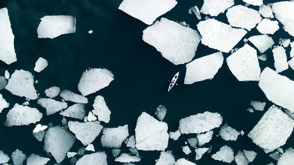 Kajak Plující Mezi Ledovými Kmeny Jezeře Letecký Výhled Abstraktní Příroda — Stock fotografie