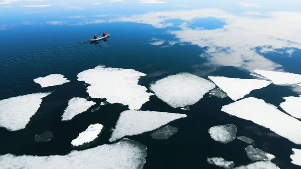 Kajak Zeilen Tussen Ijsschotsen Het Meer Luchtdrone Zicht Abstracte Natuur — Stockfoto