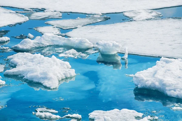 湖の海岸に氷の流れを溶かす バイカル湖 シベリア ロシア 美しい春の風景 氷の流れと澄んだ青い水 — ストック写真